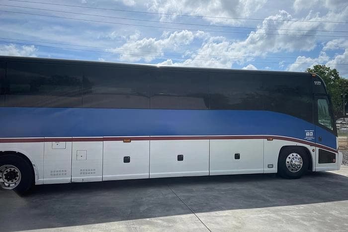 2011 Mci J4500 Coach - Image 3