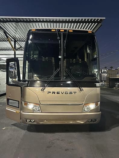 2010 Prevost H3-45 Coach - Image 1
