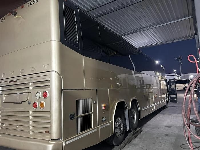 2010 Prevost H3-45 Coach - Image 2