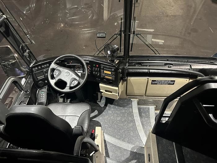 2010 Prevost H3-45 Coach - Image 12