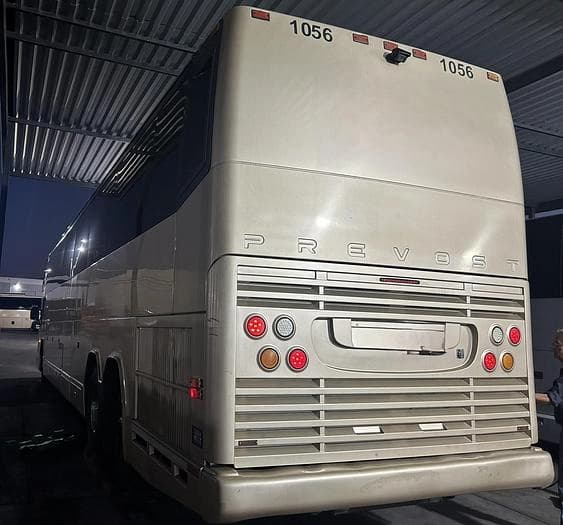 2010 Prevost H3-45 Coach - Image 3