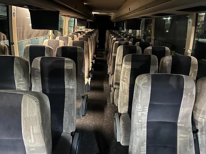 2010 Prevost H3-45 Coach - Image 4