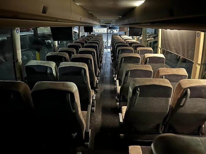 2010 Prevost H3-45 Coach - Image 5