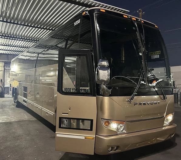2010 Prevost H3-45 Coach - Image 6