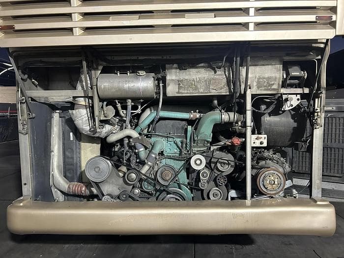 2010 Prevost H3-45 Coach - Image 8