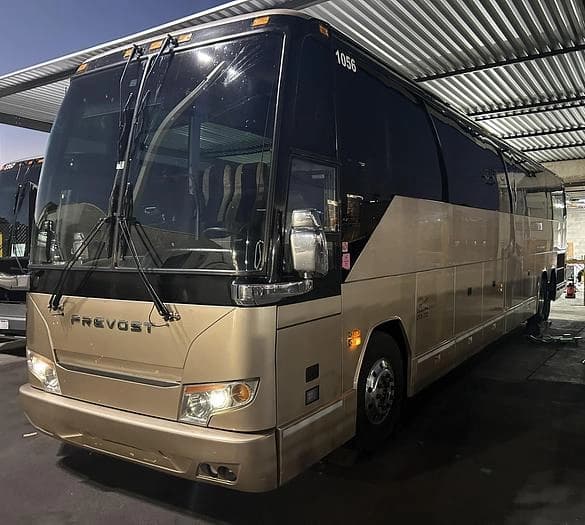 2010 Prevost H3-45 Coach - Image 9