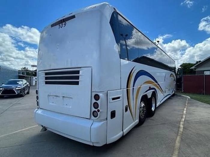 2004 Mci J4500 Coach - Image 3
