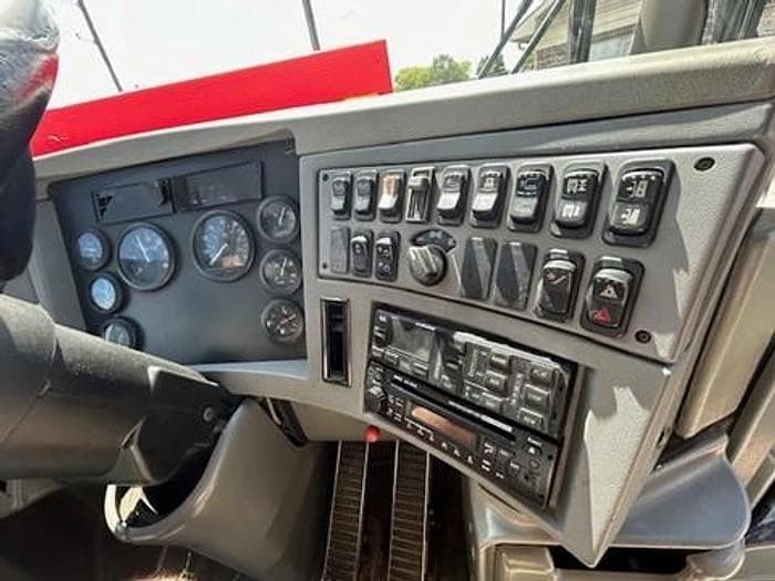 2004 Mci J4500 Coach - Image 9