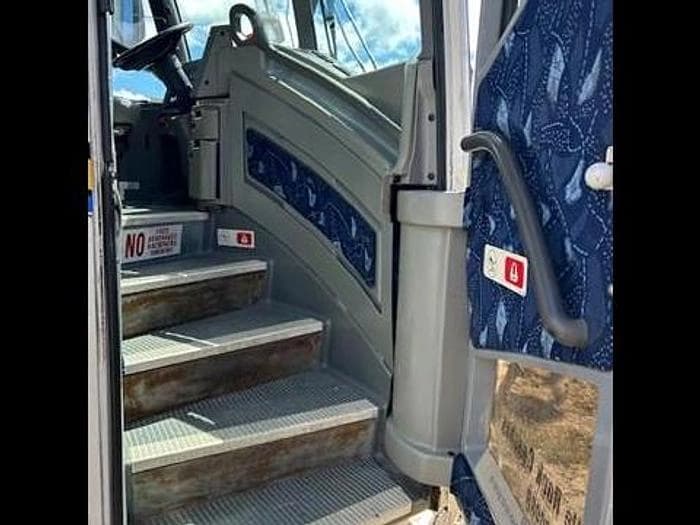 2004 Mci J4500 Coach - Image 11