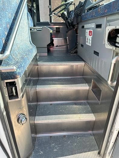 2003 Mci D4500 Coach - Image 11