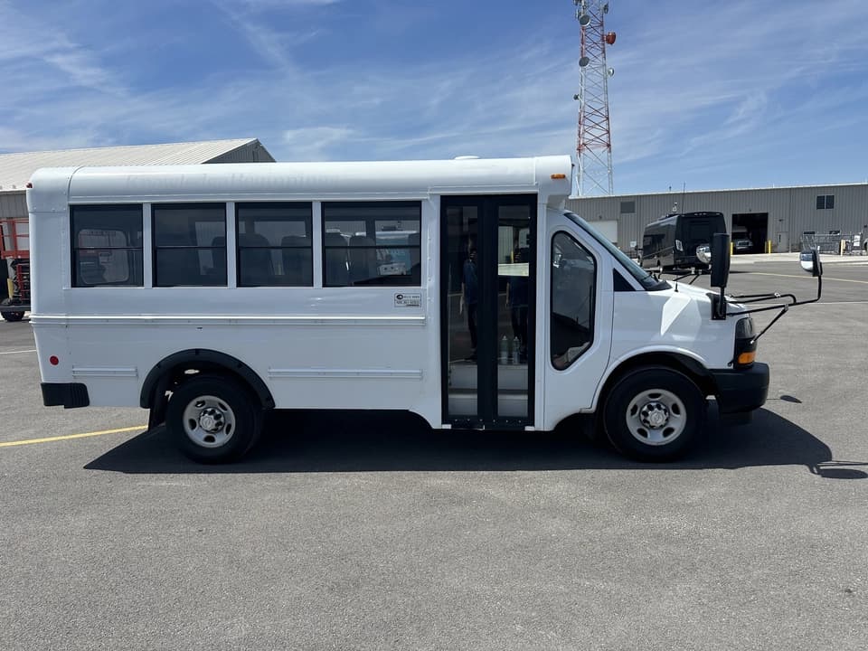 2018 Chevrolet Express 3500 Girardin - Image 2