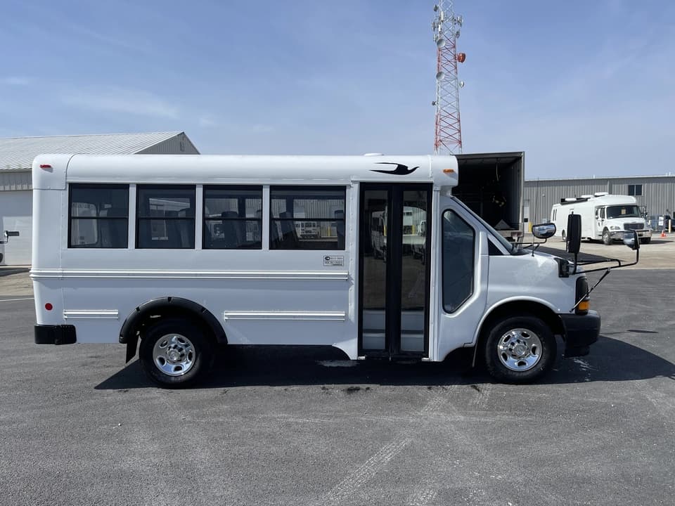 2017 Chevrolet Express 3500 Girardin - Image 2