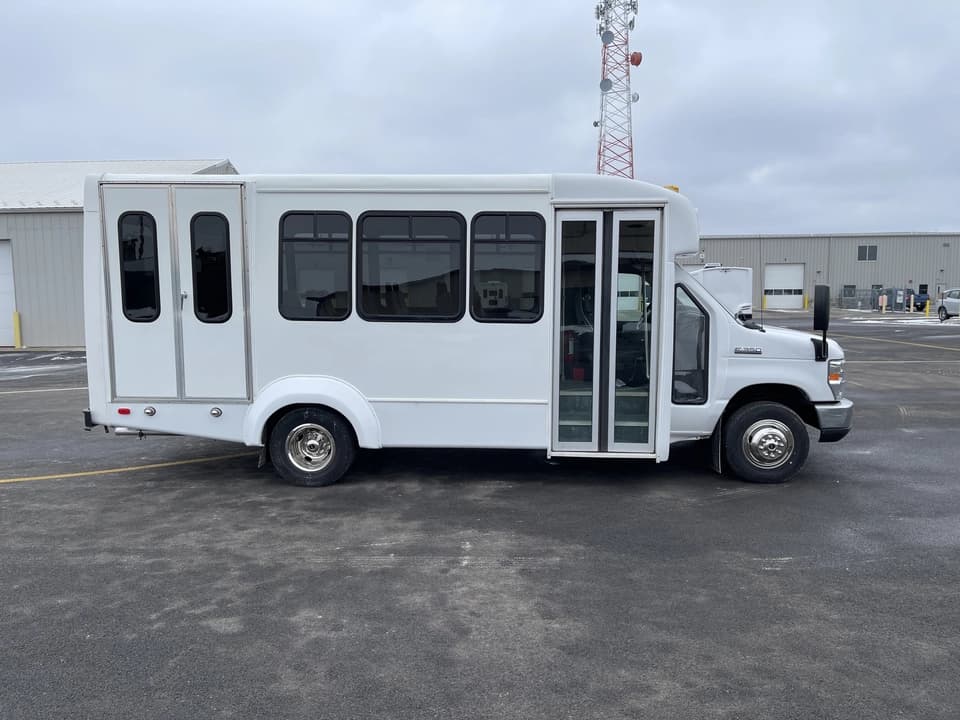 2019 Ford E350 Elkhart Coach Shuttle Bus - Image 2