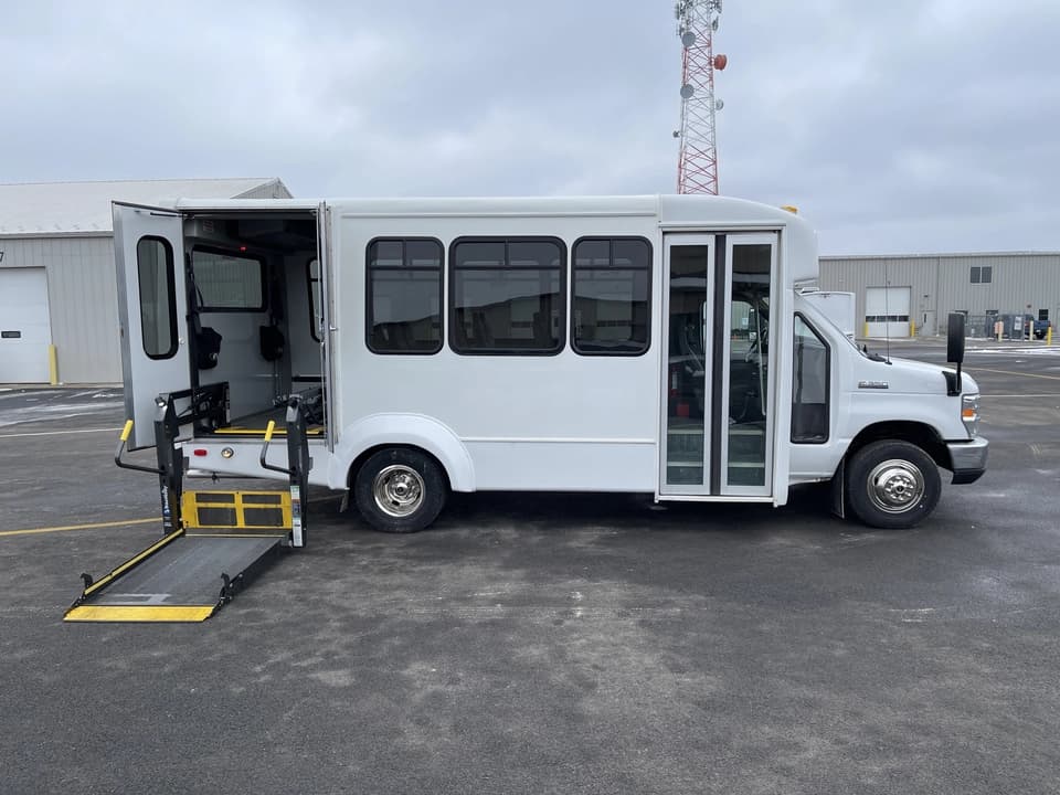 2019 Ford E350 Elkhart Coach Shuttle Bus - Image 3