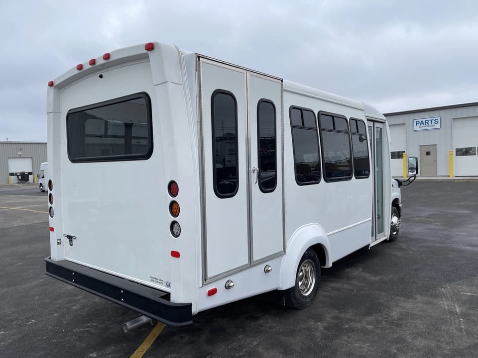 2019 Ford E350 Elkhart Coach Shuttle Bus - Image 4