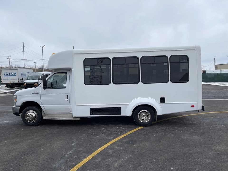 2019 Ford E350 Elkhart Coach Shuttle Bus - Image 7
