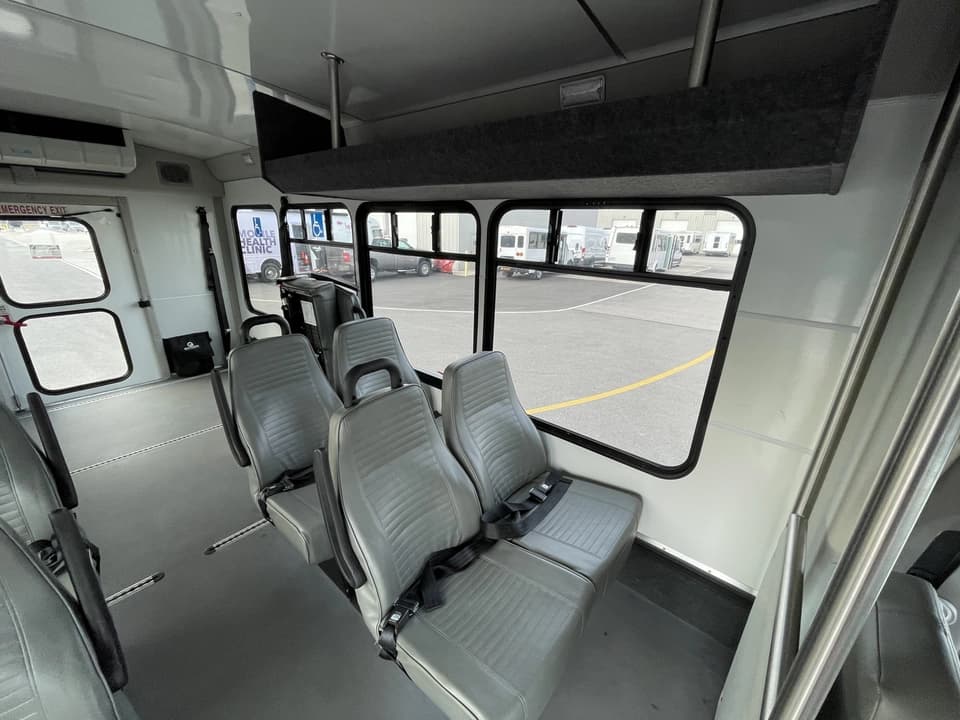 2022 Ford E450 StarTrans Shuttle Bus - Image 11
