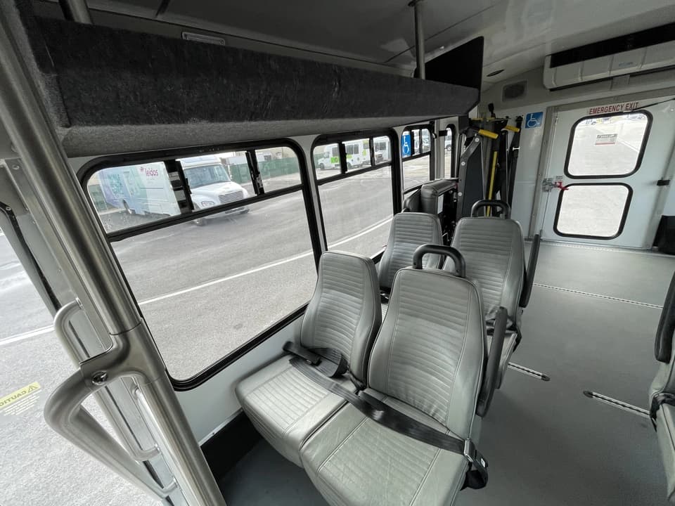 2022 Ford E450 StarTrans Shuttle Bus - Image 12