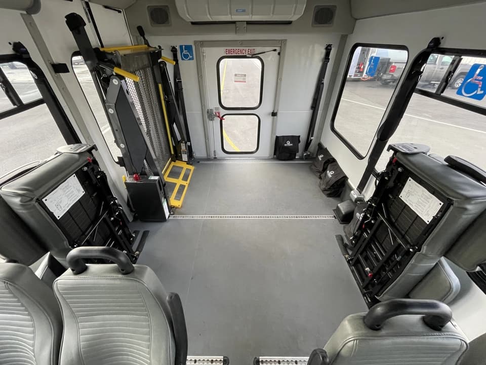 2022 Ford E450 StarTrans Shuttle Bus - Image 13