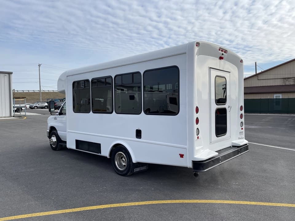 2022 Ford E450 StarTrans Shuttle Bus - Image 6