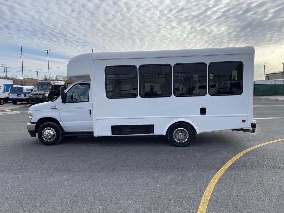 2022 Ford E450 StarTrans Shuttle Bus - Image 7