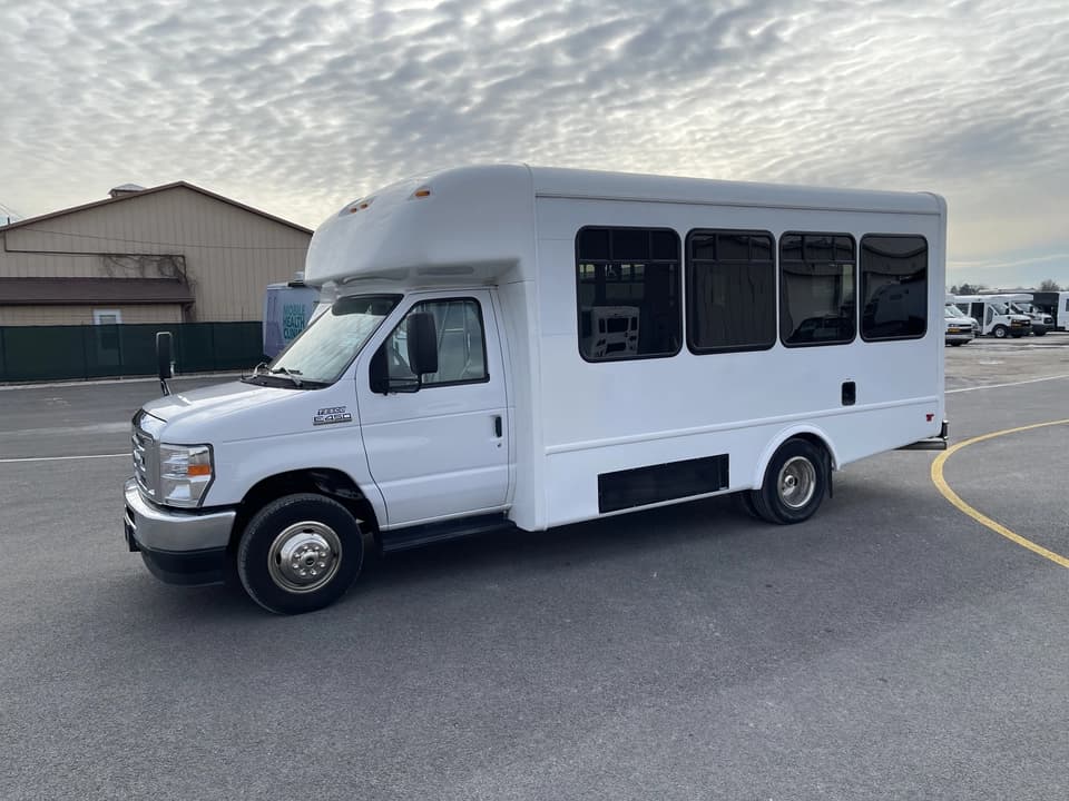 2022 Ford E450 StarTrans Shuttle Bus - Image 8