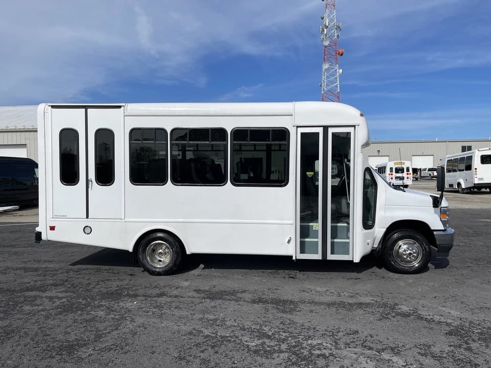 2022 Ford E450 StarTrans - Image 2