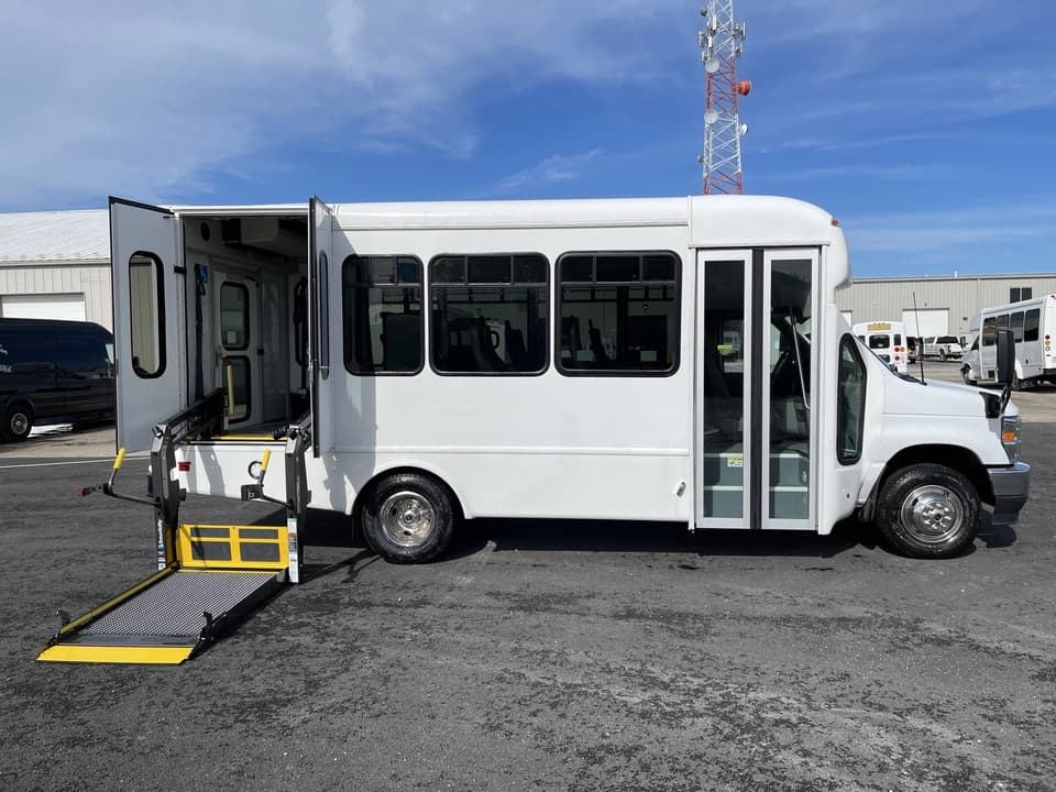 2022 Ford E450 StarTrans - Image 3