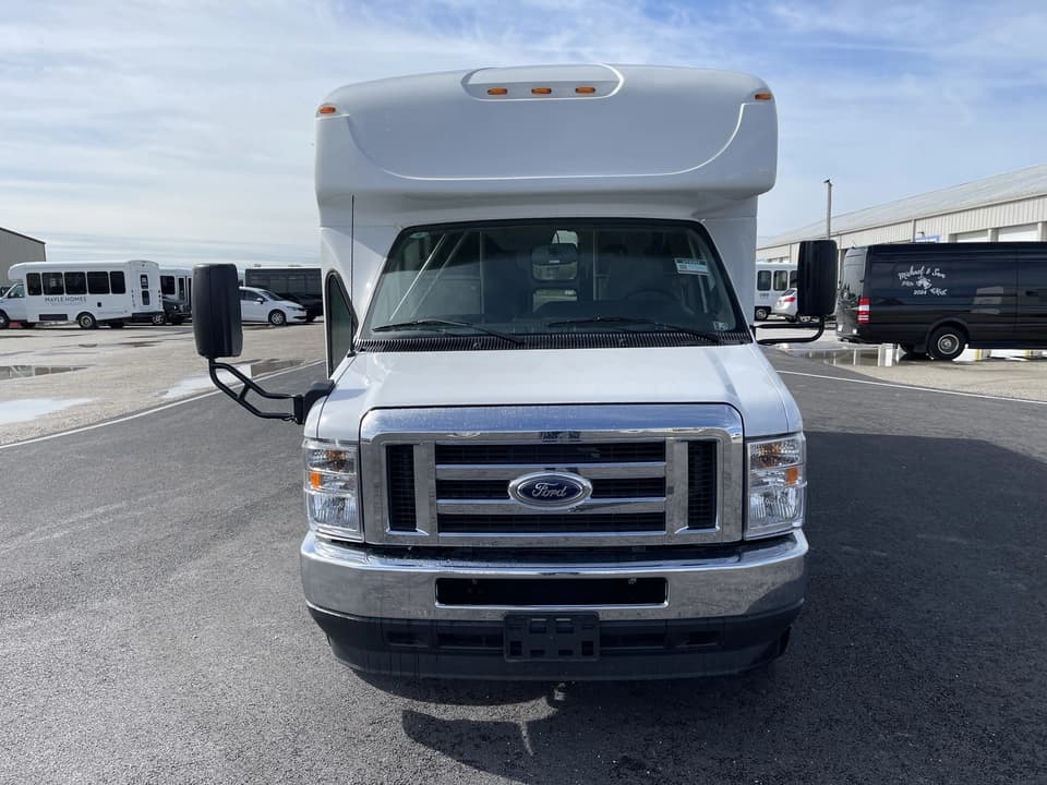 2022 Ford E450 StarTrans - Image 9