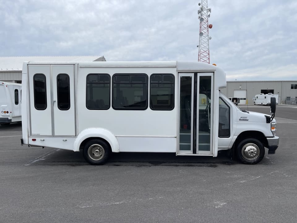 2021 Ford E350 Elkhart Coach - Image 2
