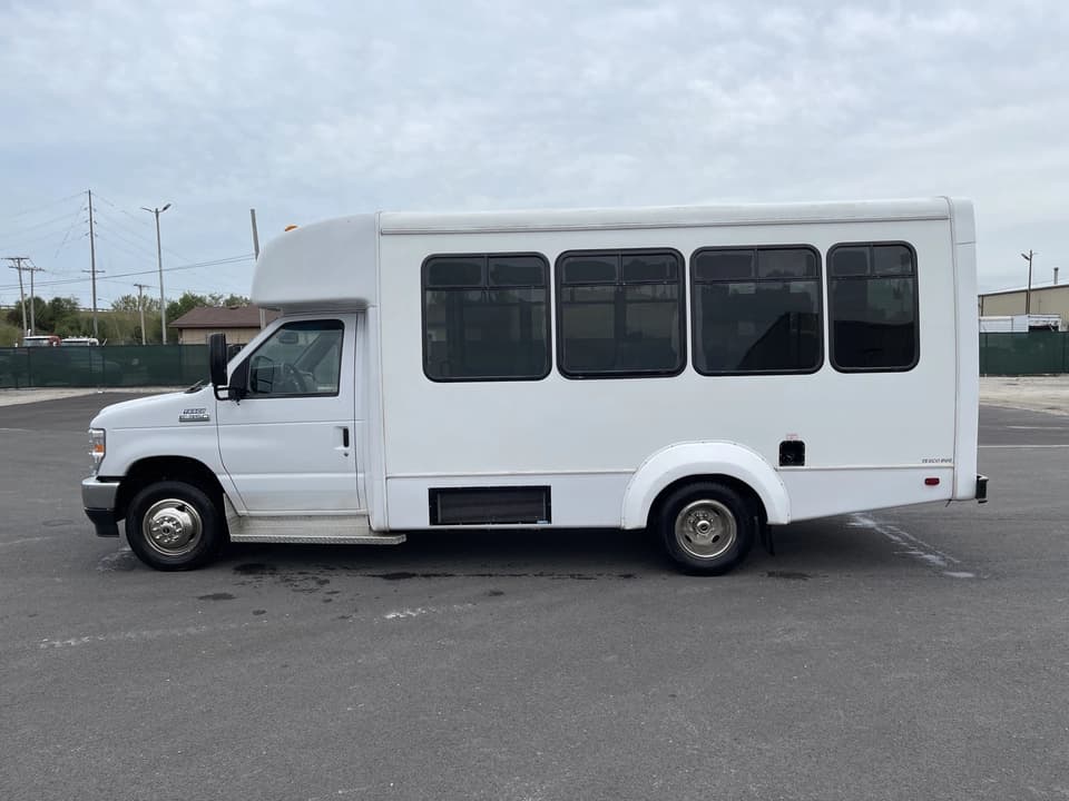 2021 Ford E350 Elkhart Coach - Image 6
