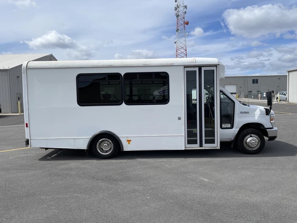 2018 Ford E350 Glaval - Image 2
