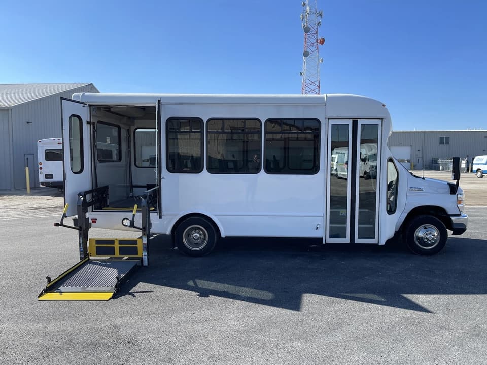 2019 Ford E350 Startrans - Image 3