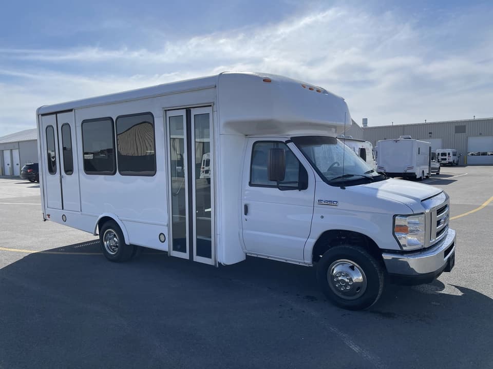 2017 Ford E450 StarTrans Shuttle Bus - Image 1