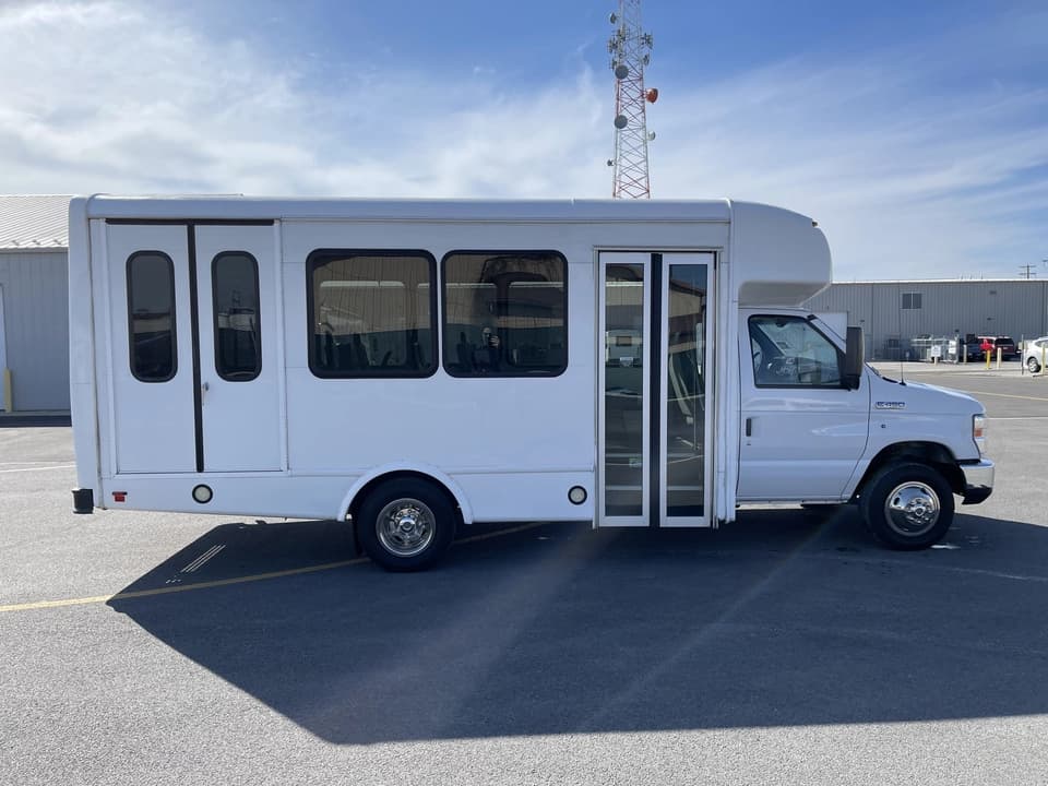 2017 Ford E450 StarTrans Shuttle Bus - Image 2