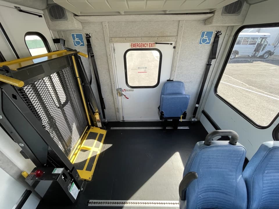 2017 Ford E450 StarTrans Shuttle Bus - Image 13