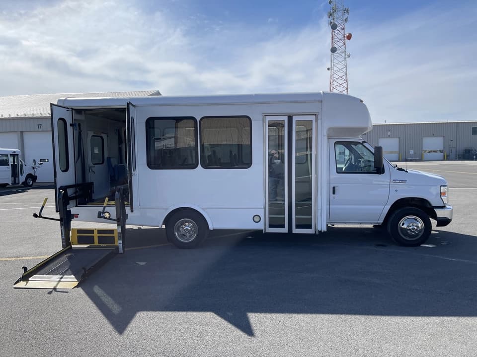 2017 Ford E450 StarTrans Shuttle Bus - Image 3