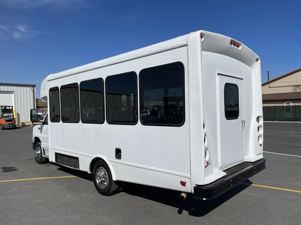 2017 Ford E450 StarTrans Shuttle Bus - Image 6