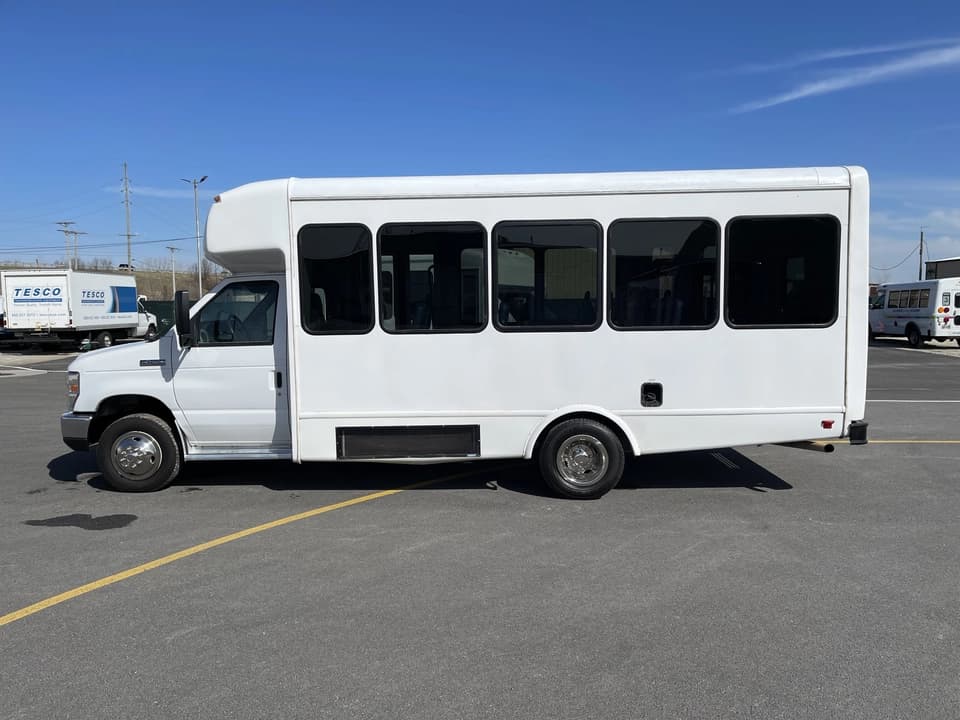 2017 Ford E450 StarTrans Shuttle Bus - Image 7
