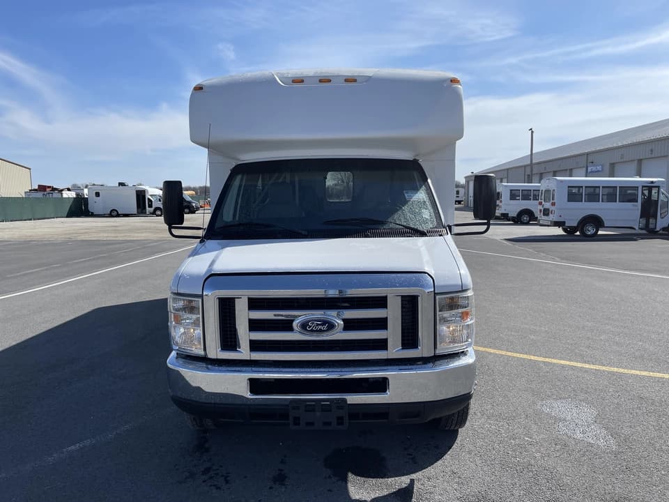2017 Ford E450 StarTrans Shuttle Bus - Image 9