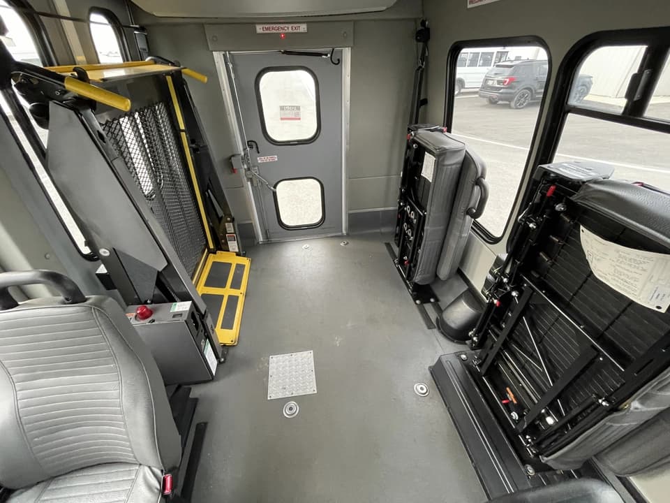 2017 Ford E350 Turtle Top Shuttle Bus - Image 13