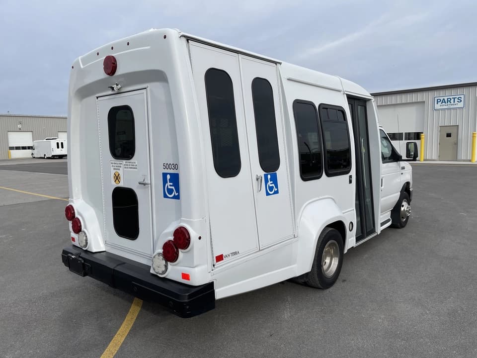 2017 Ford E350 Turtle Top Shuttle Bus - Image 4