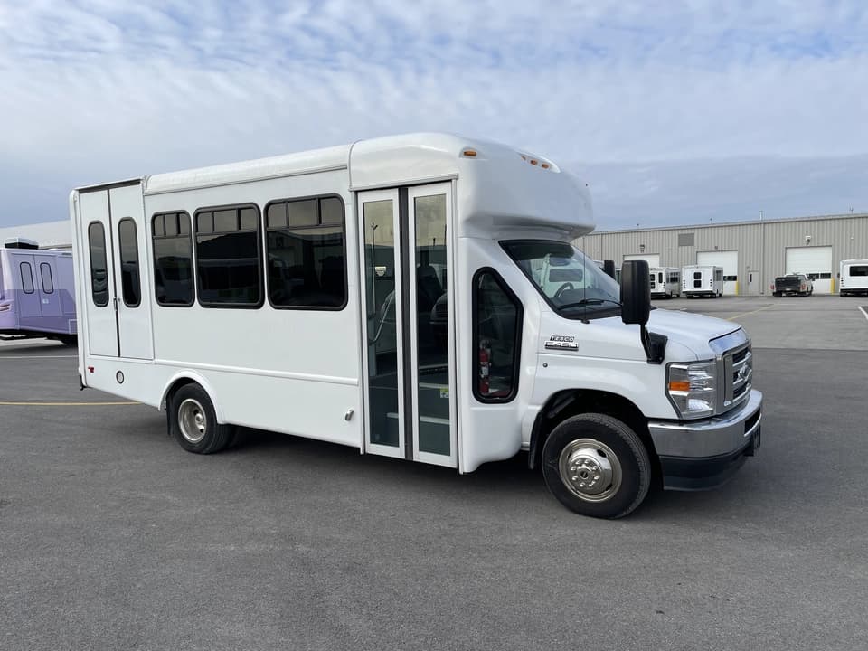 2022 Ford E450 StarTrans Shuttle Bus - Image 1