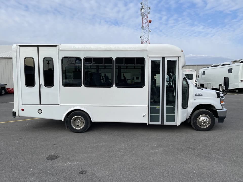 2022 Ford E450 StarTrans Shuttle Bus - Image 2
