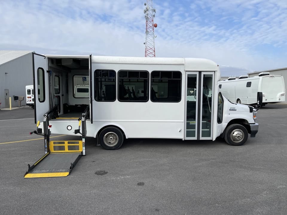 2022 Ford E450 StarTrans Shuttle Bus - Image 3