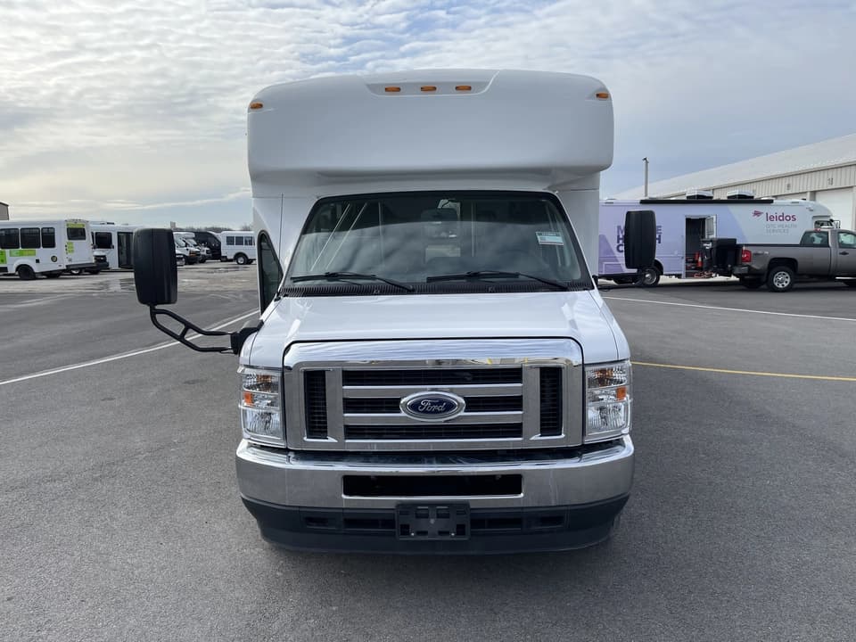 2022 Ford E450 StarTrans Shuttle Bus - Image 9