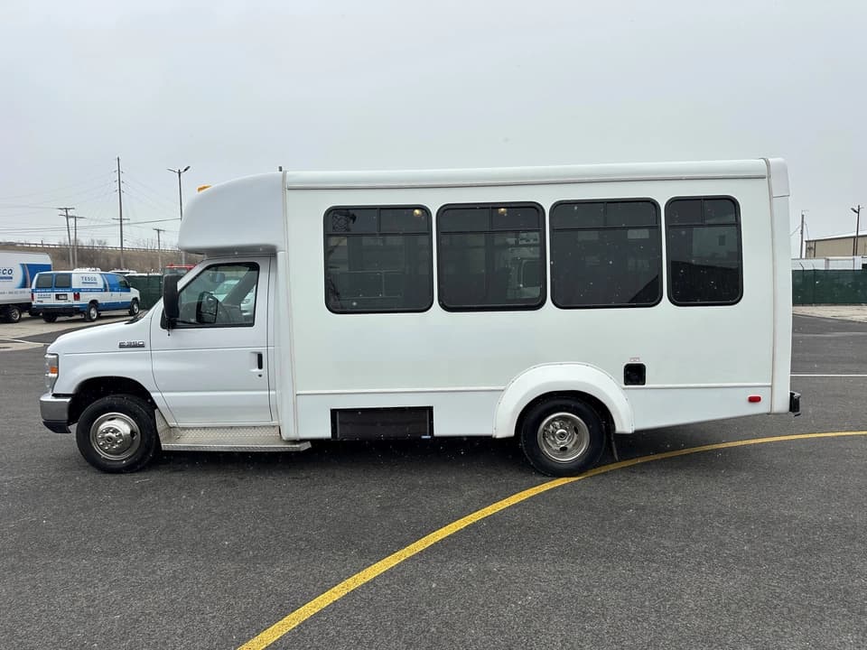 2019 Ford E350 Elkhart Coach Shuttle Bus - Image 4