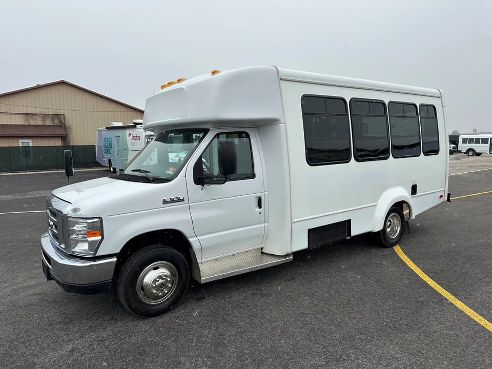 2019 Ford E350 Elkhart Coach Shuttle Bus - Image 5