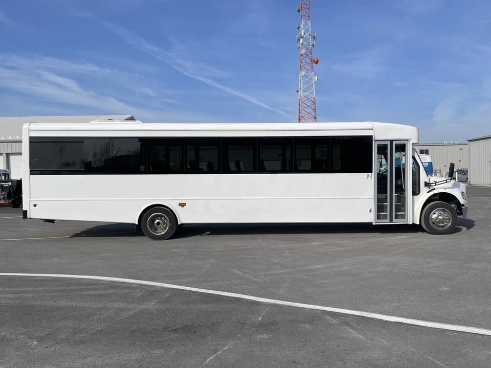 2022 Freightliner StarTrans Shuttle Bus - Image 2