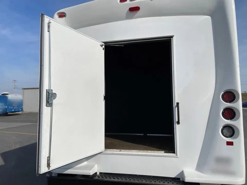 2022 Freightliner StarTrans Shuttle Bus - Image 3